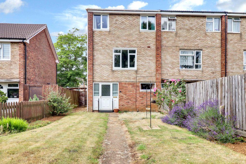 Tamar Court, Grantham NG31 7RA 3 bed semi-detached house - £140,000