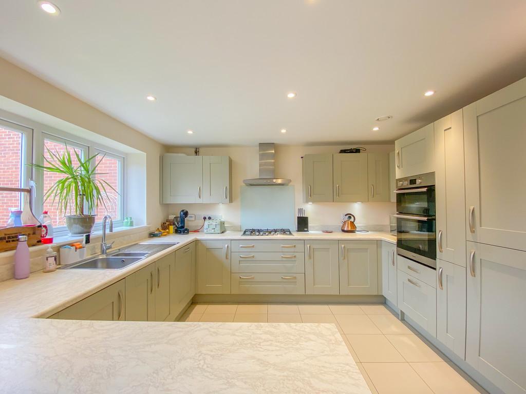 Bakers Lane, Long Buckby, NN6 7WA 5 bed detached house £465,000