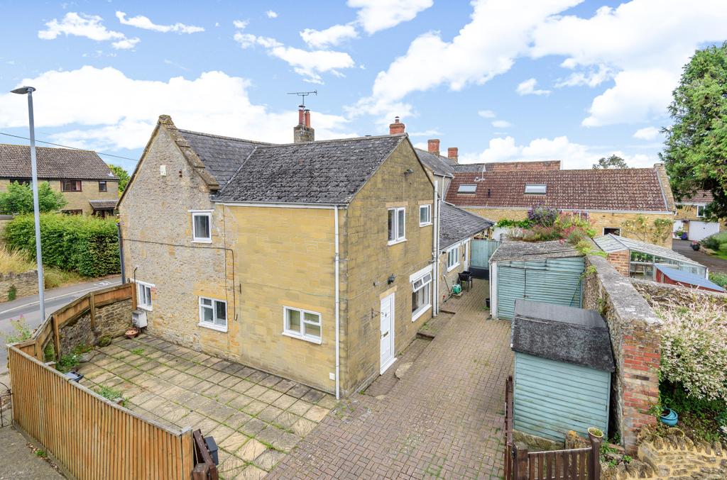 Broadway, Merriott, Somerset, TA16 3 bed house £275,000