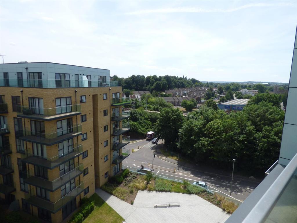 Oldfield Place, Dartford, Kent 2 bed apartment £1,450 pcm (£335 pw)