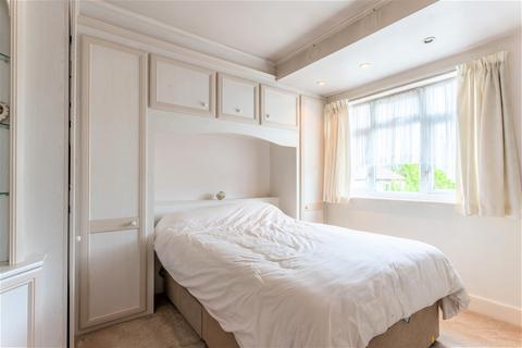 34 Amesbury Drive, London, E4 7PZ