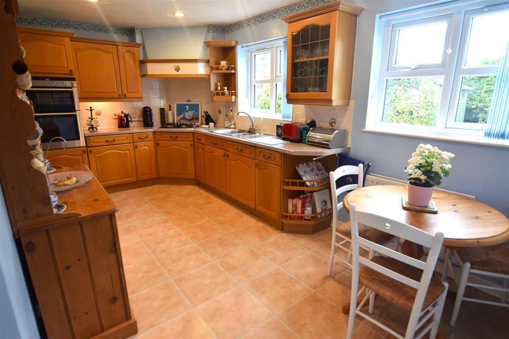 Nightingale Rise, Portishead. 4 bed detached house £550,000