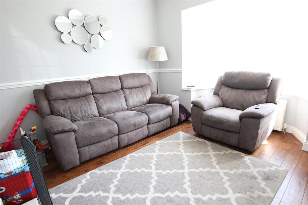 Bradford Road, Idle, Bradford 3 bed semidetached house £250,000