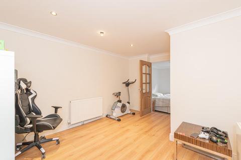 14 Downs Wood, Epsom, KT18 5UH
