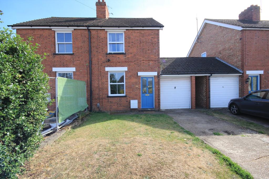 Water Lane, Flitwick, MK45 2 bed semidetached house £950 pcm (£219 pw)