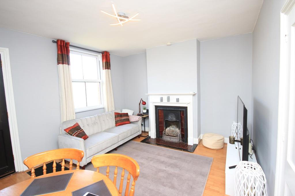 Water Lane, Flitwick, MK45 2 bed semidetached house £950 pcm (£219 pw)