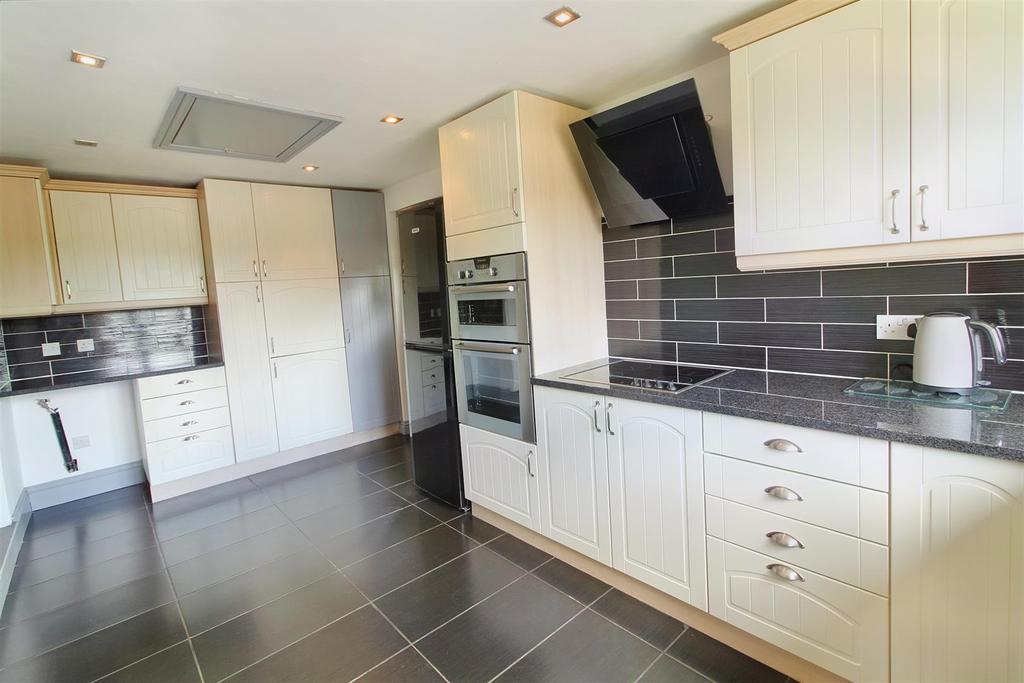 Smithy Lane, Skelmanthorpe, Huddersfield HD8 9DF 4 bed detached bungalow for sale £350,000