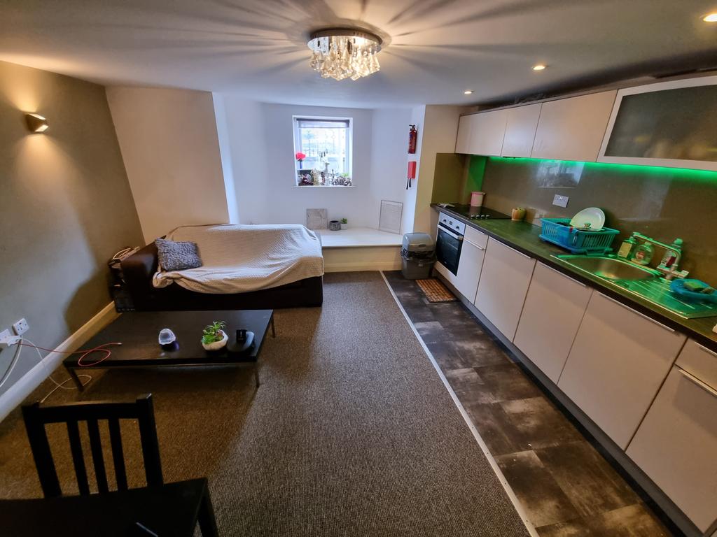 Upper Brook Street, M13 0HL 2 bed flat £800 pcm (£185 pw)