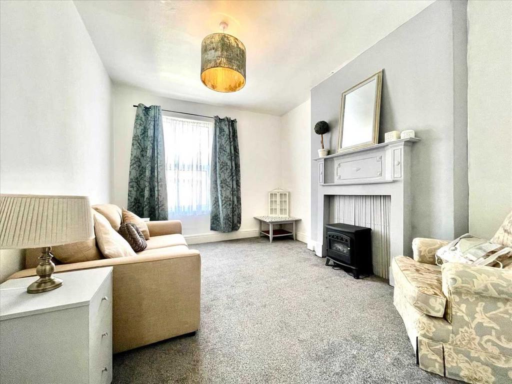 https://media.onthemarket.com/properties/12060052/1519300135/image-1-1024x1024.jpg