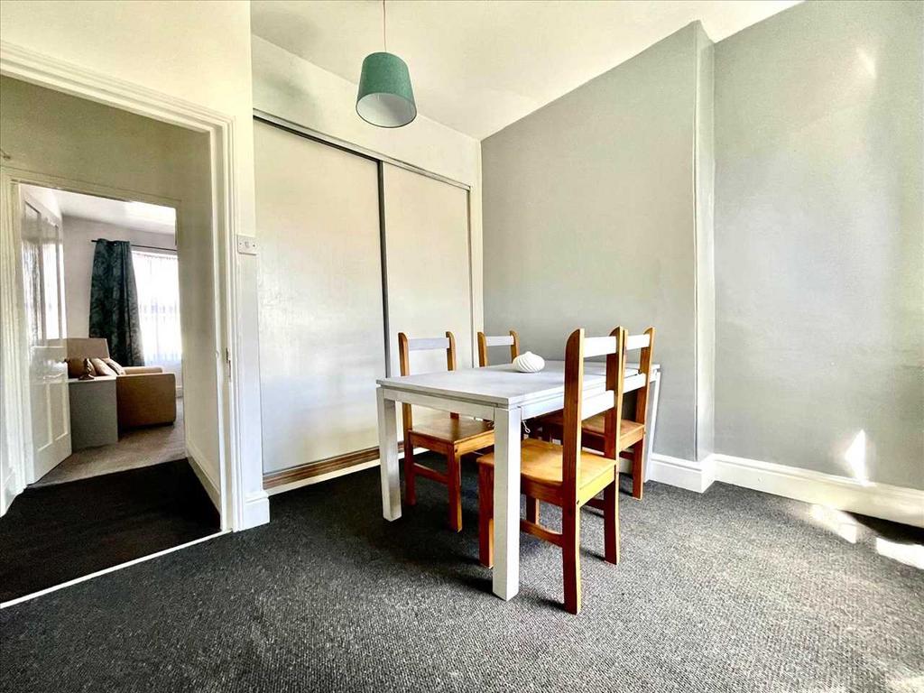 https://media.onthemarket.com/properties/12060052/1519300135/image-3-1024x1024.jpg