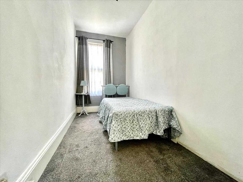 https://media.onthemarket.com/properties/12060052/1519300135/image-4-1024x1024.jpg