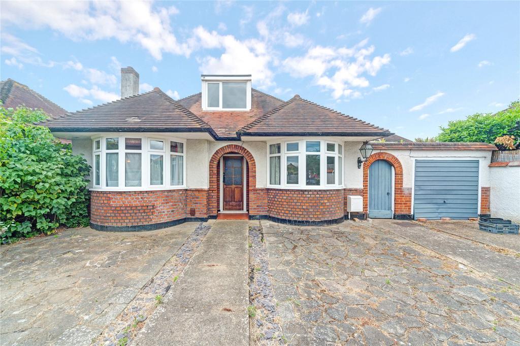 Braycourt Avenue, WALTONONTHAMES, Surrey, KT12 3 bed bungalow for