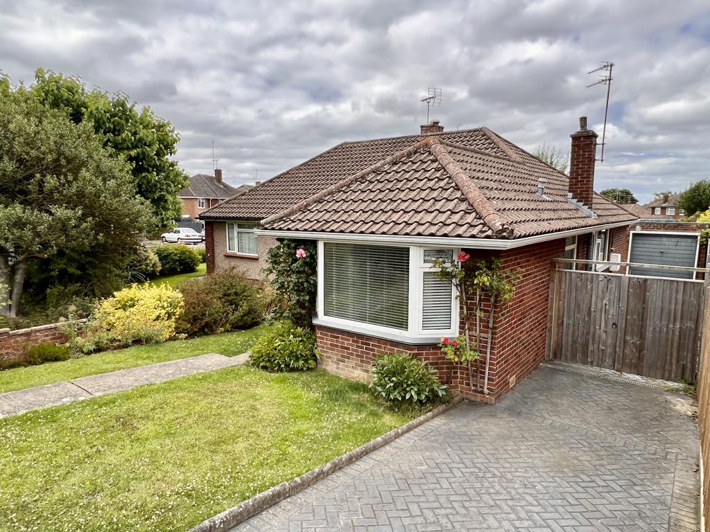 Ravensgate Road, Charlton Kings GL53 2 bed semidetached bungalow £