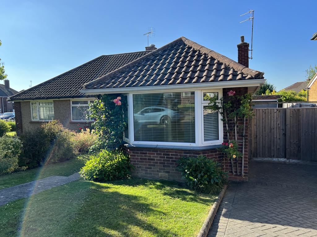 Ravensgate Road, Charlton Kings GL53 2 bed semidetached bungalow £