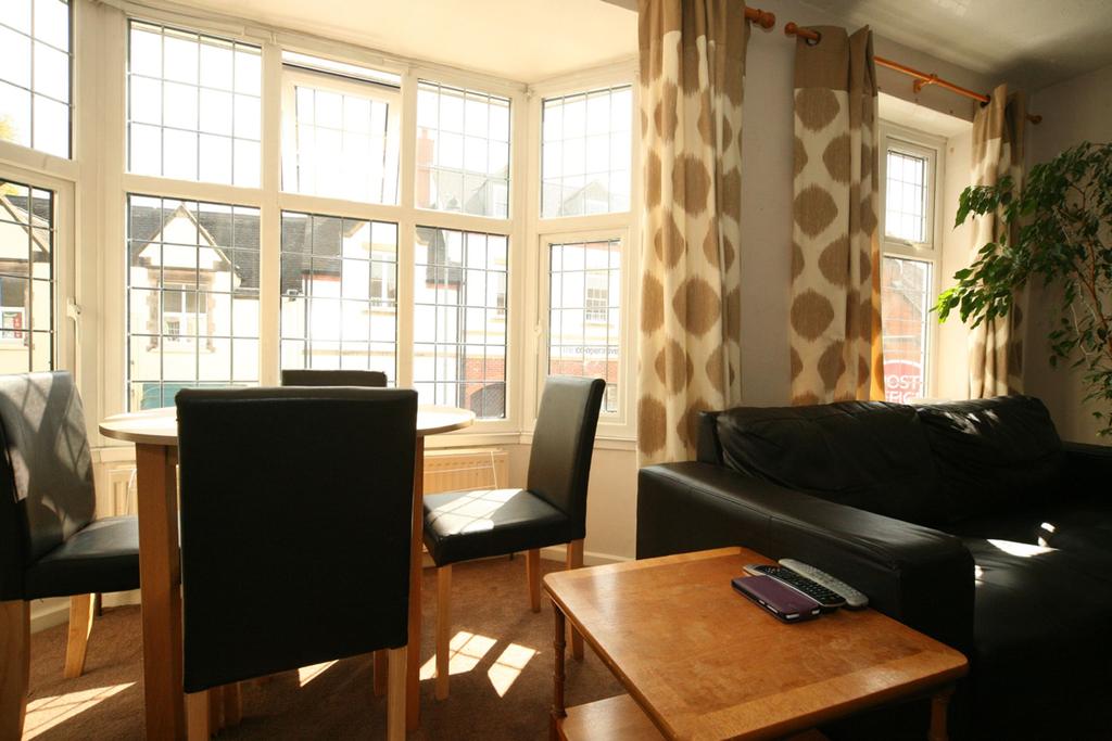 Sitting room and dining area