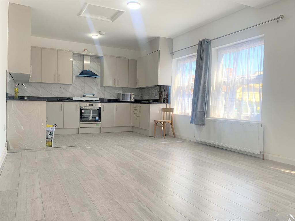 Burntwood Lane, London, SW17 3 bed £2,500 pcm (£577 pw)