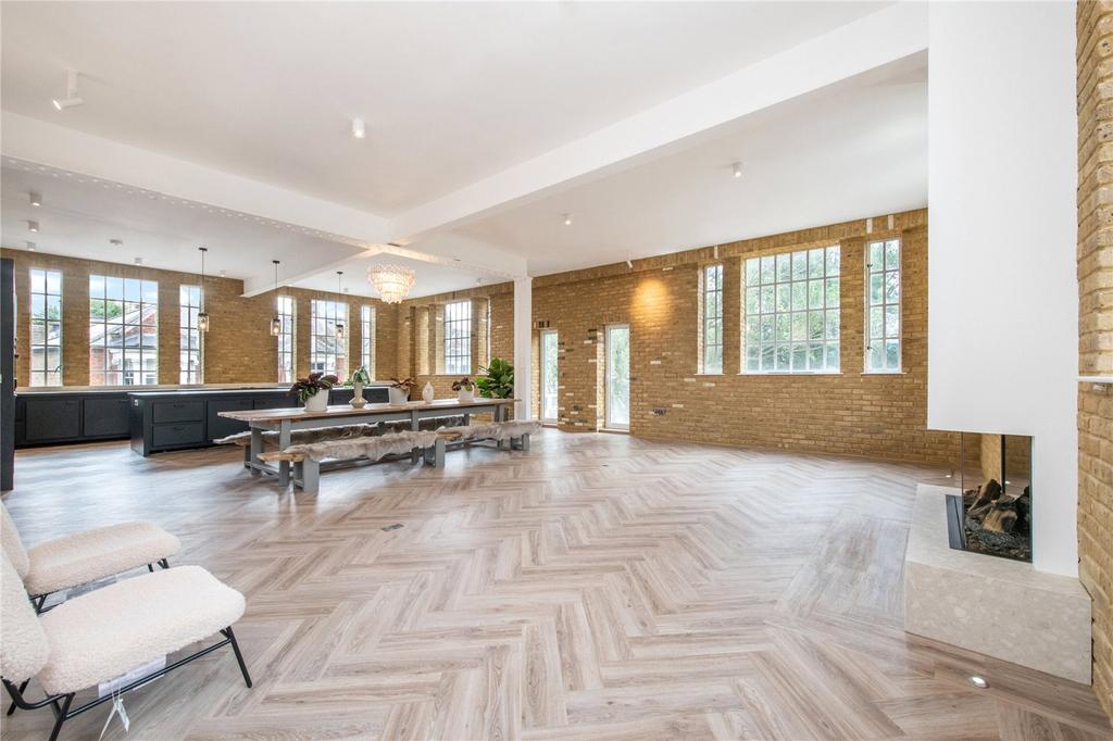 Station Road, Barnes, London 4 bed flat £12,000 pcm (£2,769 pw)