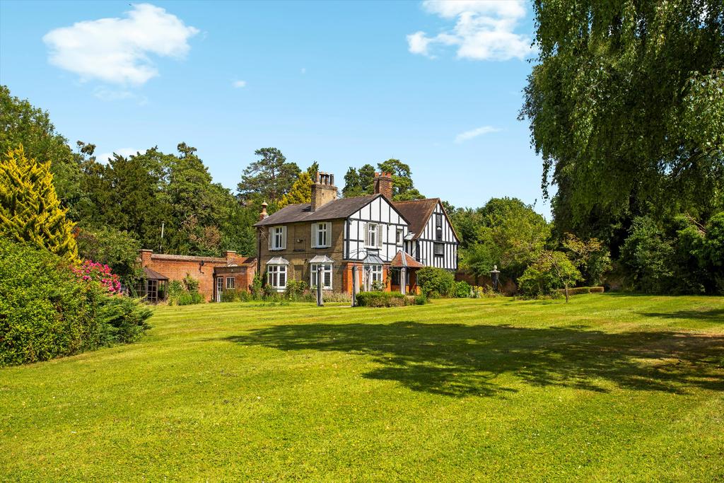 Ware, Hertfordshire, SG12. 5 bed detached house for sale £1,200,000