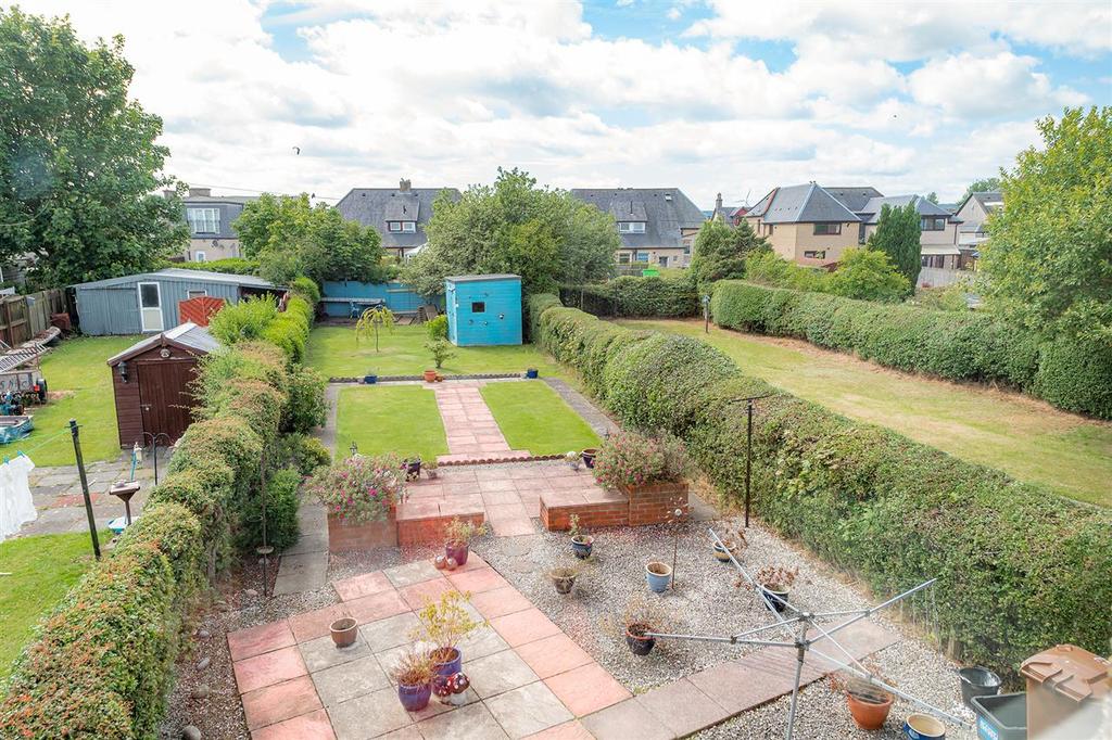 Queens Drive, Larbert 2 bed semidetached house £155,000