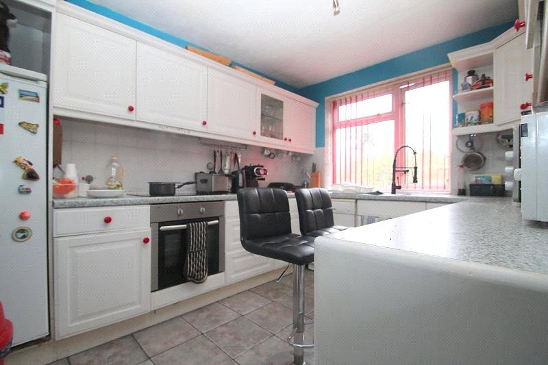 Victor Close, Hornchurch, Essex, RM12 4 bed £1,500 pcm (£