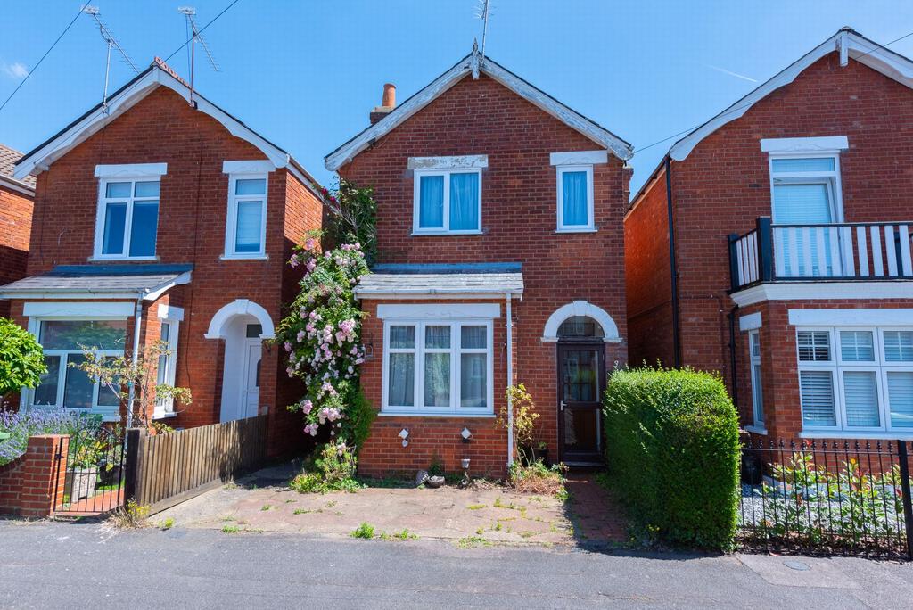 Windsor Road, Farnborough, GU14 3 bed detached house for sale £450,000