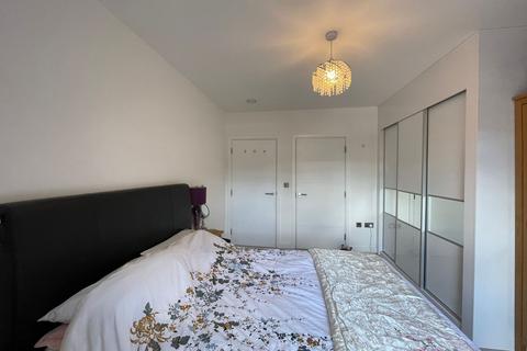 2 bedroom flat for sale - London  SE18
