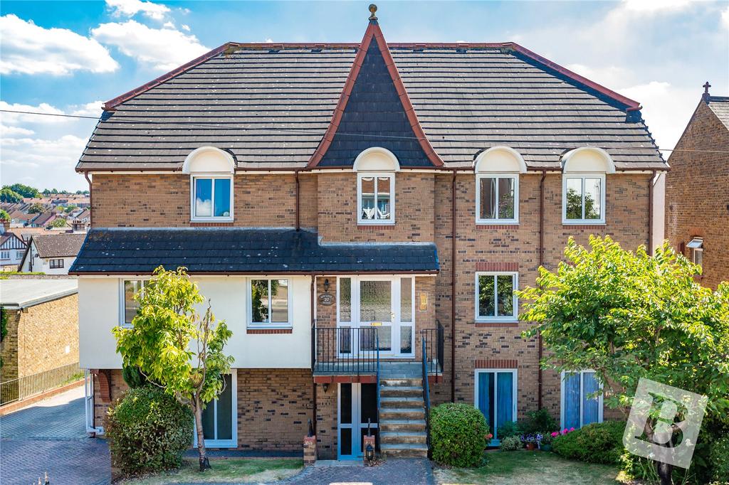 Old Road East, Gravesend, Kent, DA12 2 bed apartment for sale £220,000