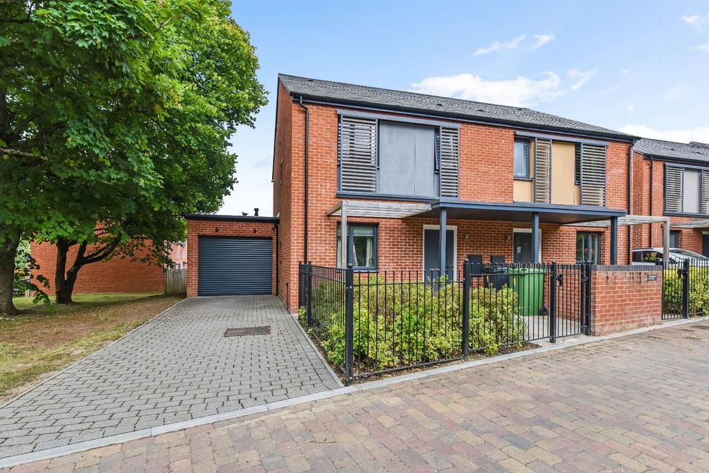 Monkton Drive, Bordon, Hampshire 3 bed semidetached house for sale £