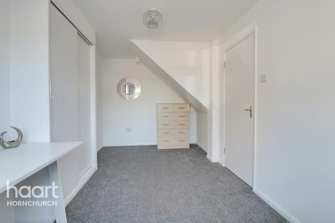 9 Singleton Close, Hornchurch, RM12 4LT