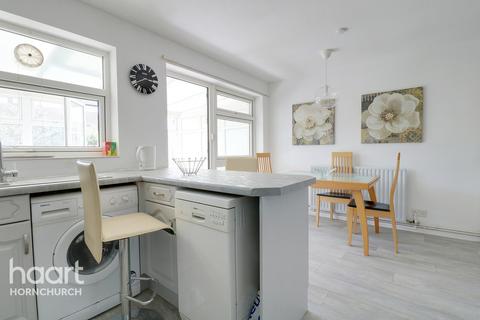 9 Singleton Close, Hornchurch, RM12 4LT
