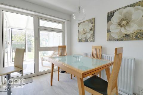 9 Singleton Close, Hornchurch, RM12 4LT