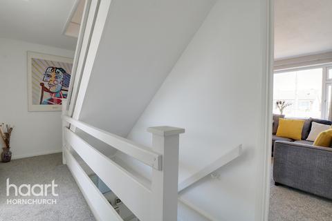 9 Singleton Close, Hornchurch, RM12 4LT