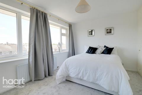 9 Singleton Close, Hornchurch, RM12 4LT