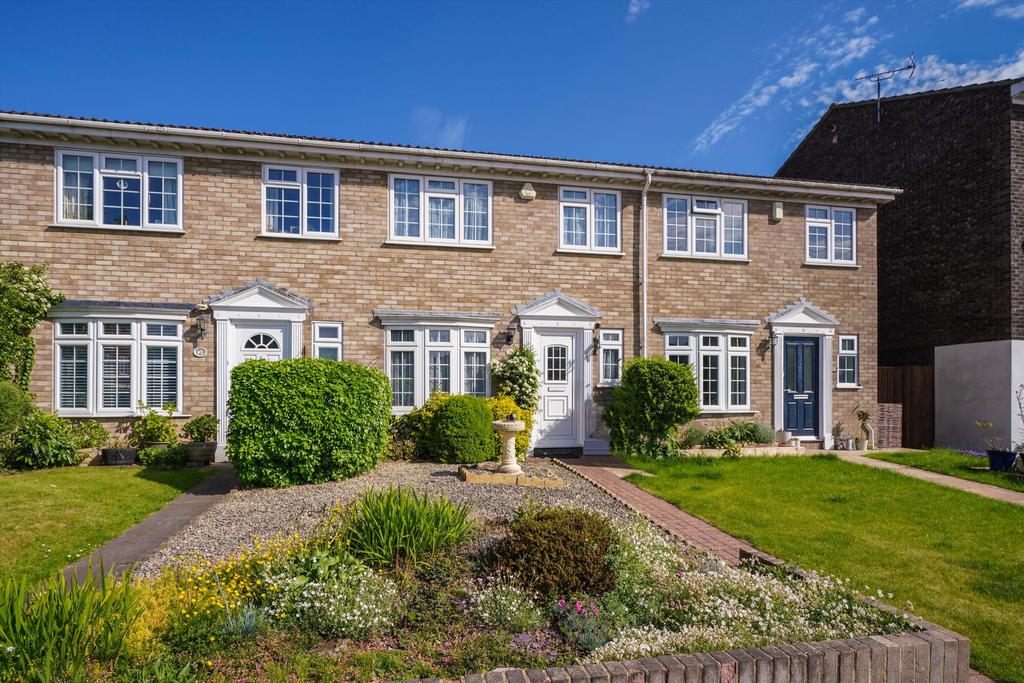 Riversdell Close, Chertsey, Surrey, KT16 3 bed terraced house £450,000