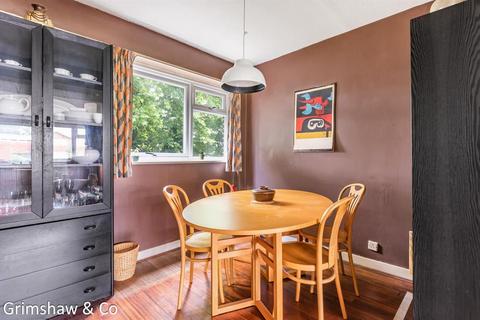 12 Heronsforde, London, W13 8JE