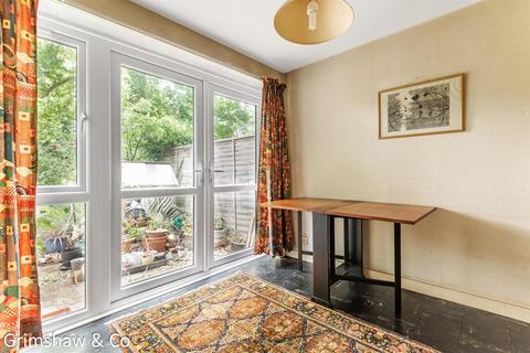12 Heronsforde, London, W13 8JE