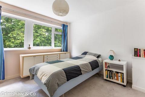 12 Heronsforde, London, W13 8JE
