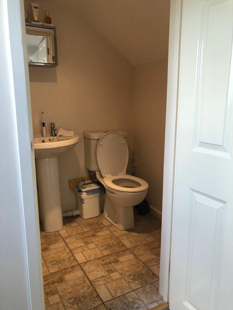 Wc upstairs 1.jpeg