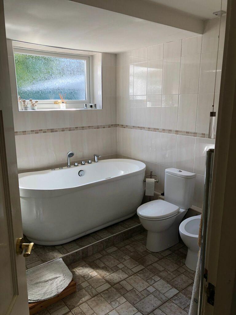 Bathroom 1.jpeg