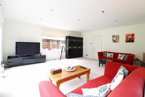 4 bedroom detached house to rent - Lodge Road, Bromley