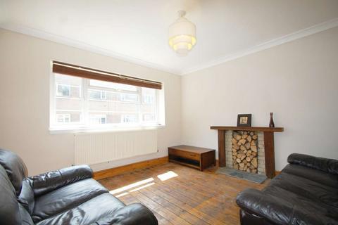 2 bedroom flat to rent, Poynders Court, Balham, London