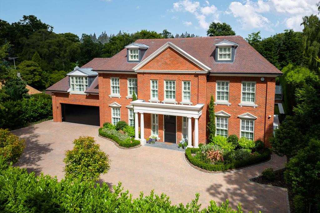 Albury Road, Burwood Park, WaltononThames, Surrey, KT12 7 bed