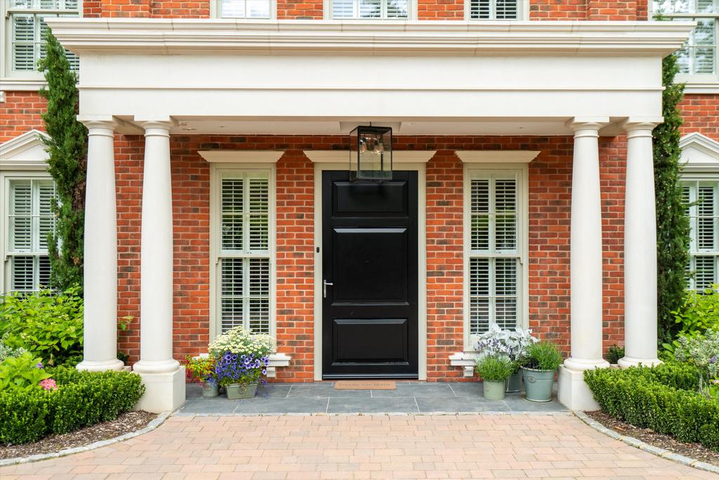 Albury Road, Burwood Park, WaltononThames, Surrey, KT12 7 bed