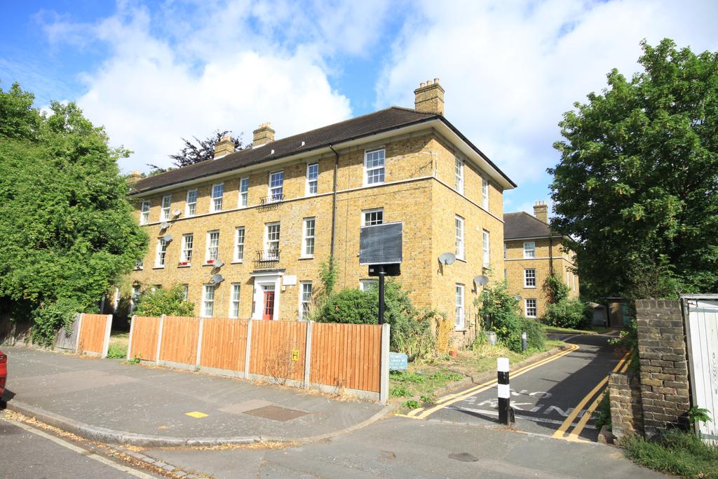 Kidbrooke Grove, London SE3 2 bed flat for sale £375,000