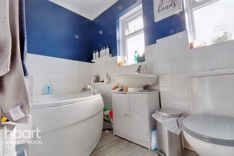 5 Neave Crescent, Romford, RM3 8HN