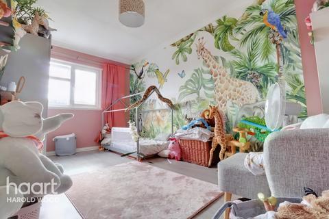 5 Neave Crescent, Romford, RM3 8HN