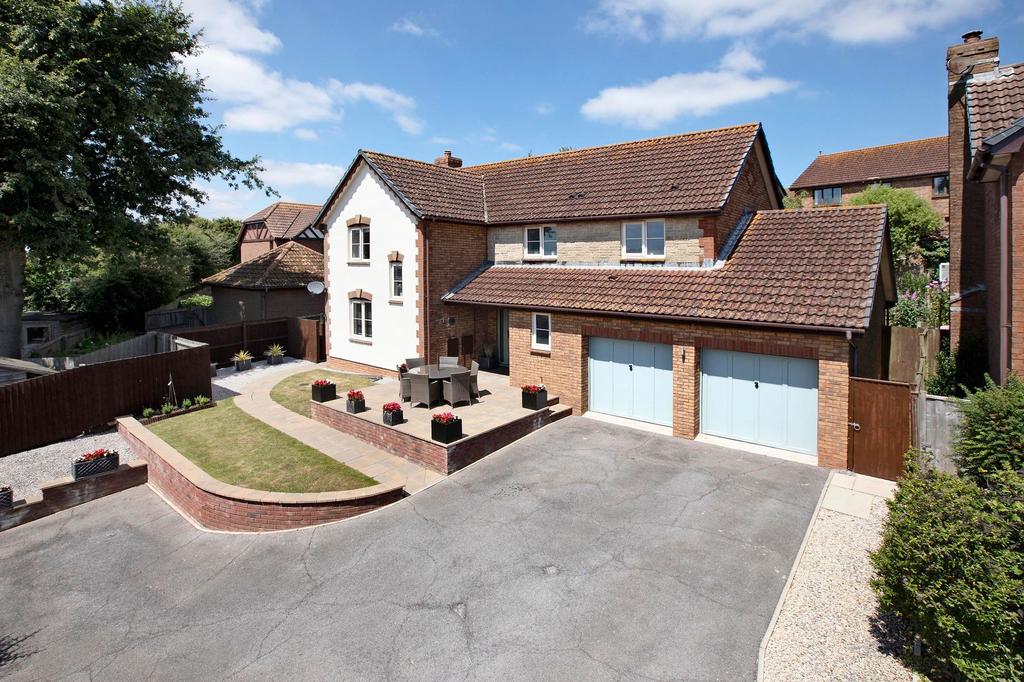 Highgrove Park, Teignmouth, TQ14 4 bed detached house for sale £565,000