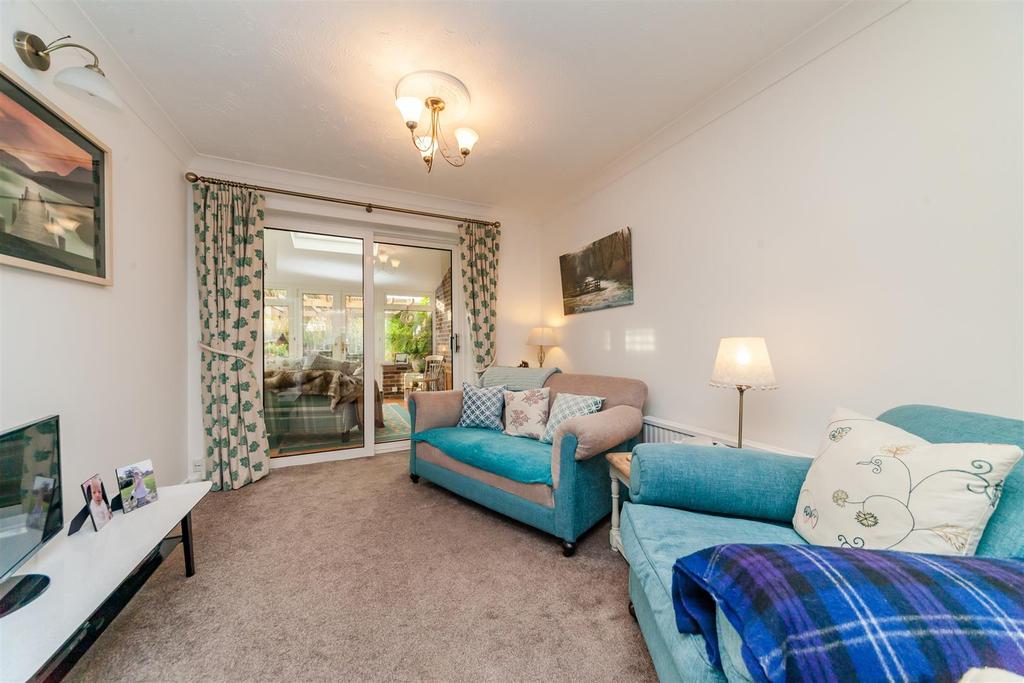 Dunstall Avenue, Burgess Hill, West Sussex, RH15 3 bed semidetached