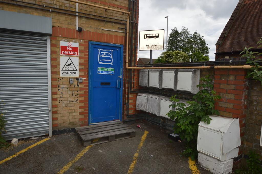 Uxbridge Road, Uxbridge 3 bed flat £1,300 pcm (£300 pw)