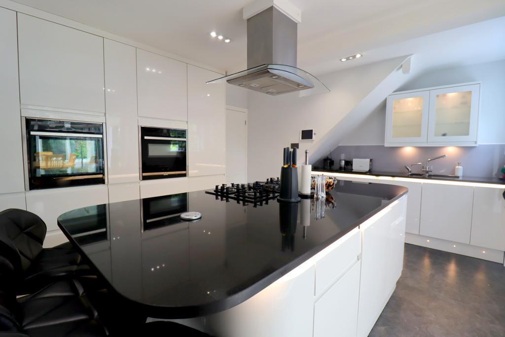 Sherborne Avenue, Old Bedford Road Area, Luton, Bedfordshire, LU2 7BD 4 bed detached house for